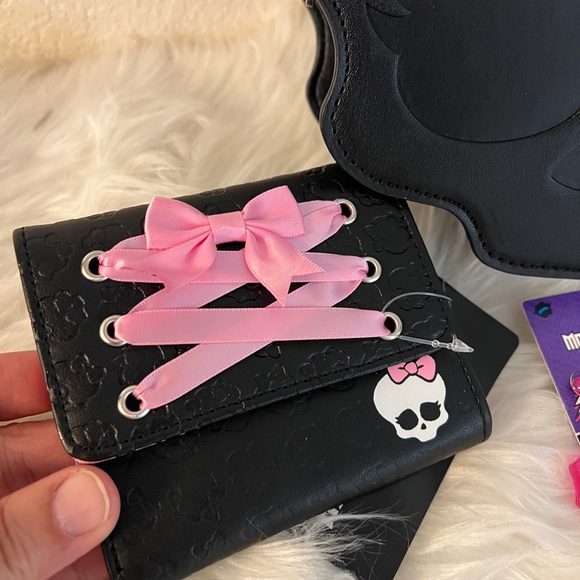 Monster High Skullette Figural Crossbody Bag & Wallet, Draculaura Earrings - Picture 3 of 9